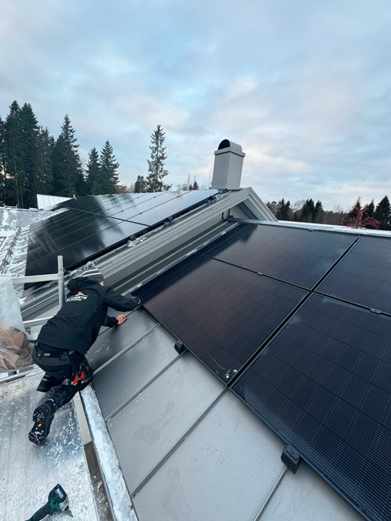 Installation av solceller på villatak i Lycksele – hållbar energilösning i norrländskt klimat.