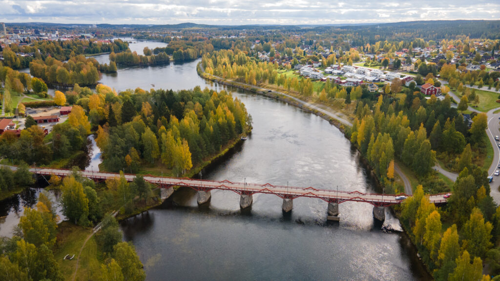 Höstfärger över älven i Skellefteå, staden där man satsar stort på fossilfri energi och solceller.