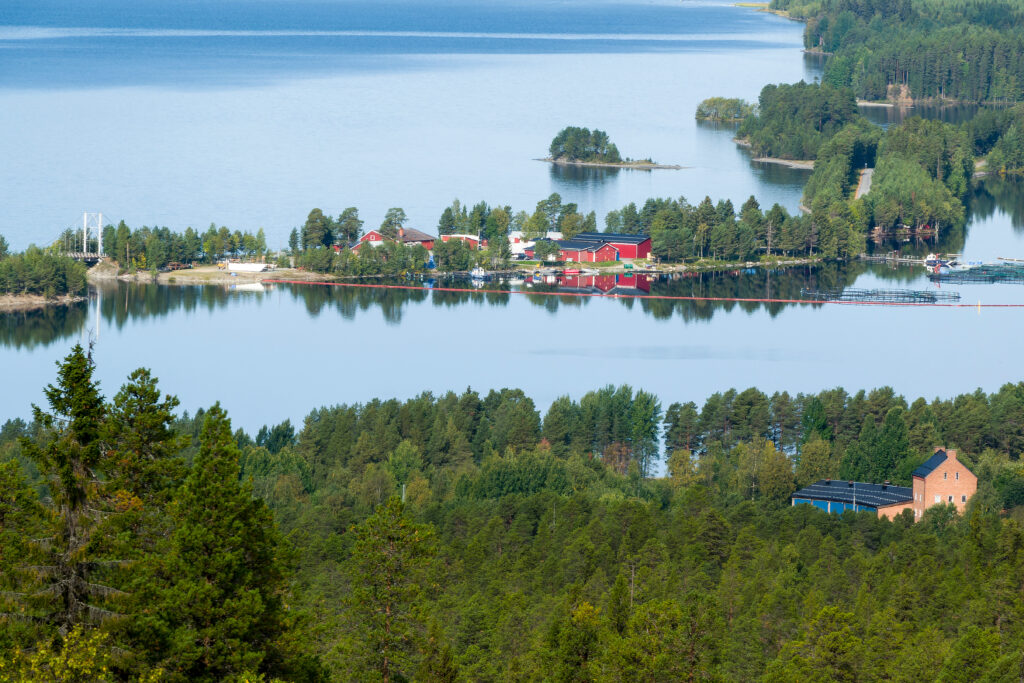 Flygfoto över sjö i Storuman, en kommun där solceller och fossilfria energilösningar blir allt vanligare.