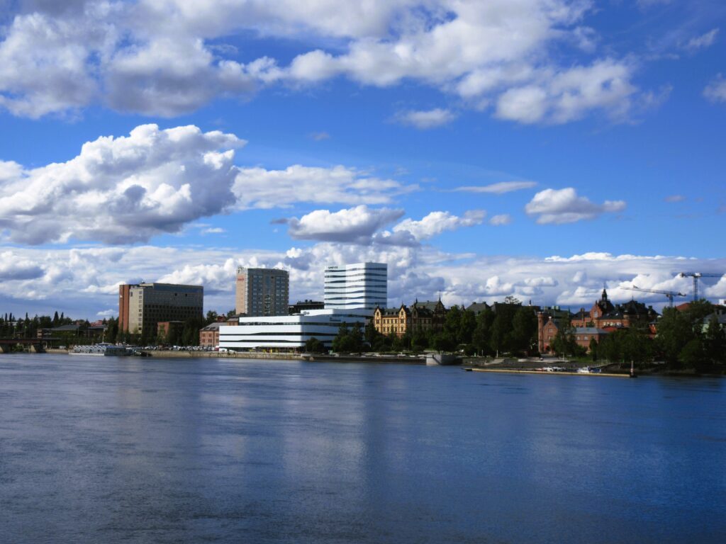 Umeås skyline med Umeälven i förgrunden. Staden har ett snabbt växande intresse för solel och hållbar energiproduktion.