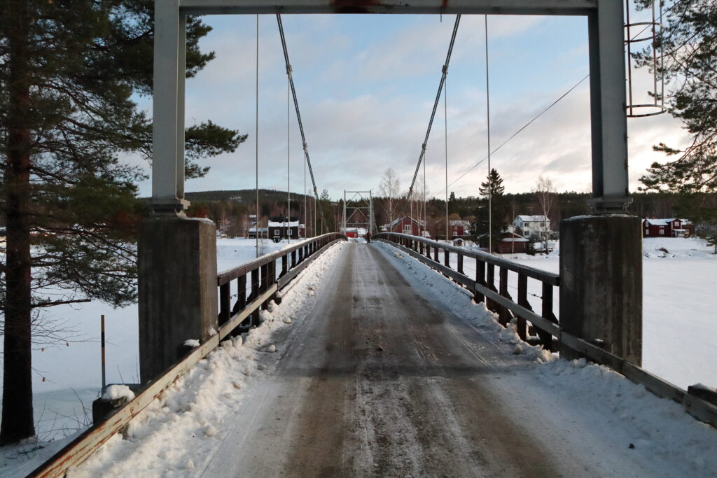 Hängbro i vinterskrud i Vindeln. Området är en av många platser i Västerbotten där solceller blir alltmer populärt.